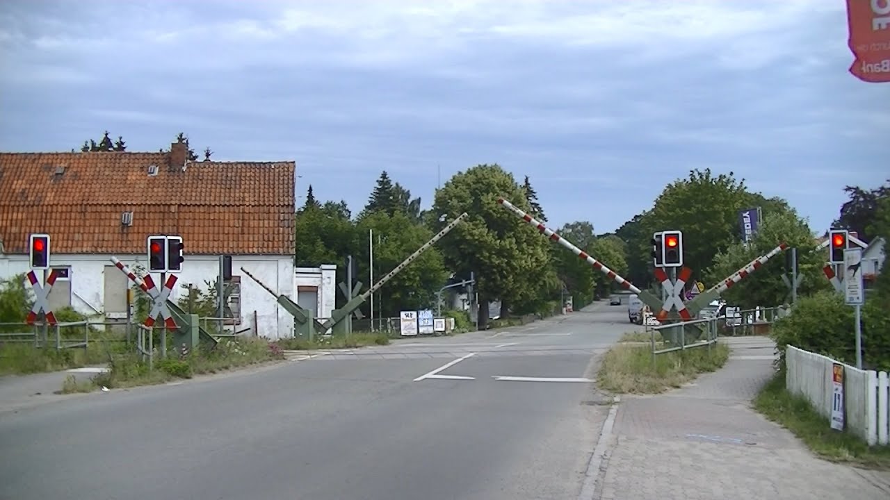Spoorwegovergang Lensahn (D) // Railroad crossing // Bahnübergang