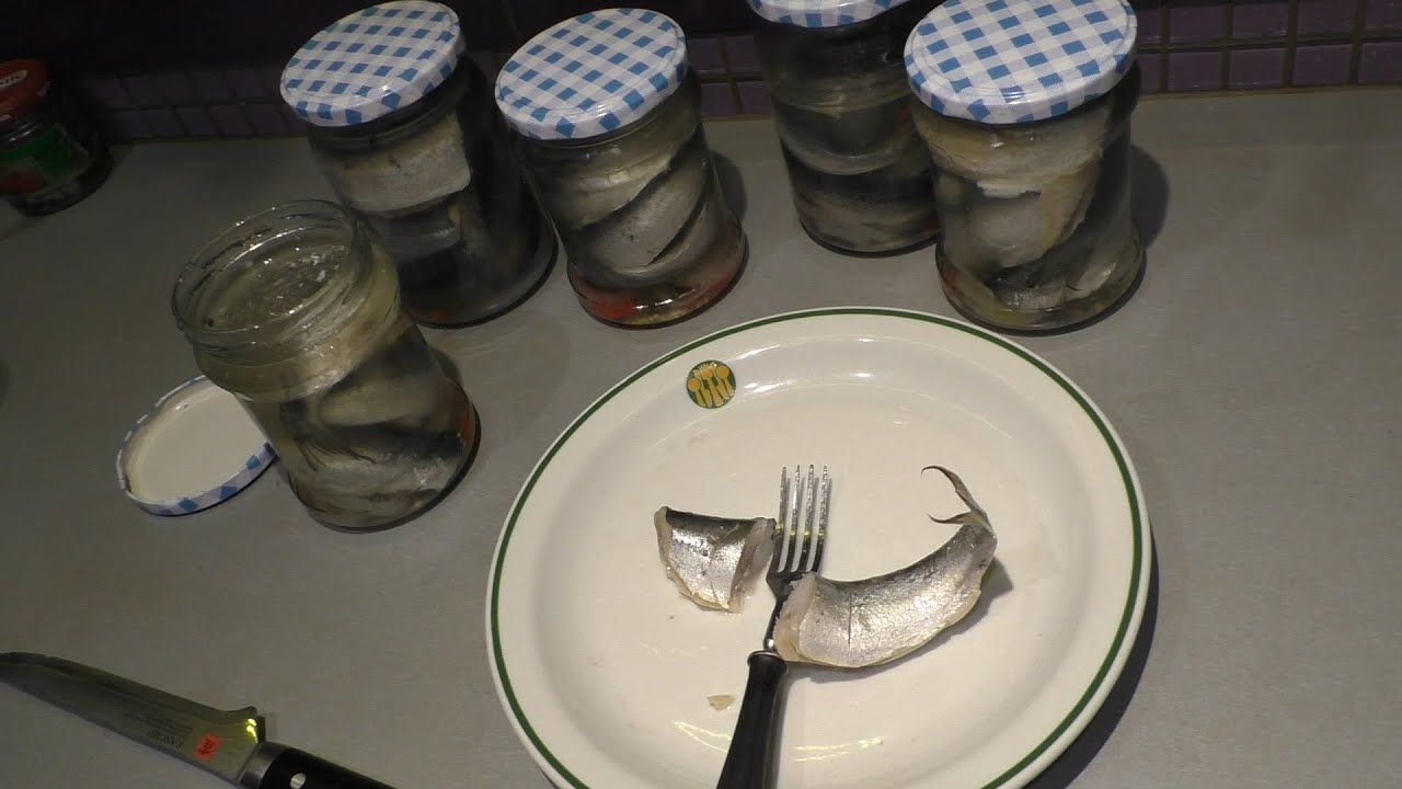 Śledzie marynowane w zalewie octowej.