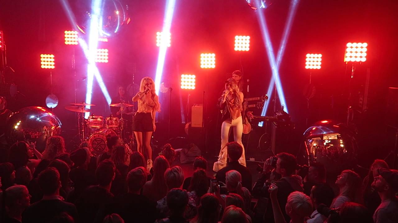 Rebecca & Fiona - Holler (LIVE)