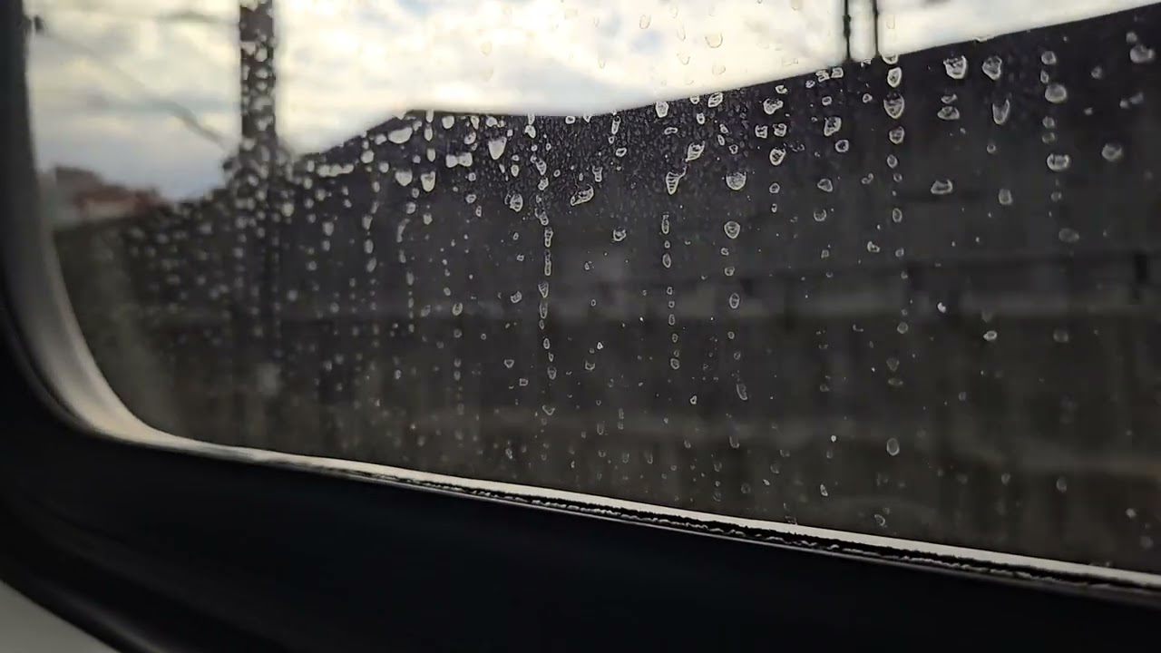 4208次樹林發車開往蘇澳的EMU800型八輛二編組EMU881車王+EMU882編組二代微笑號區間車，和1211次瑞芳發車經由宜蘭線開往新竹的銀綠色微笑號EMU900型十輛一編組EMU941區間車