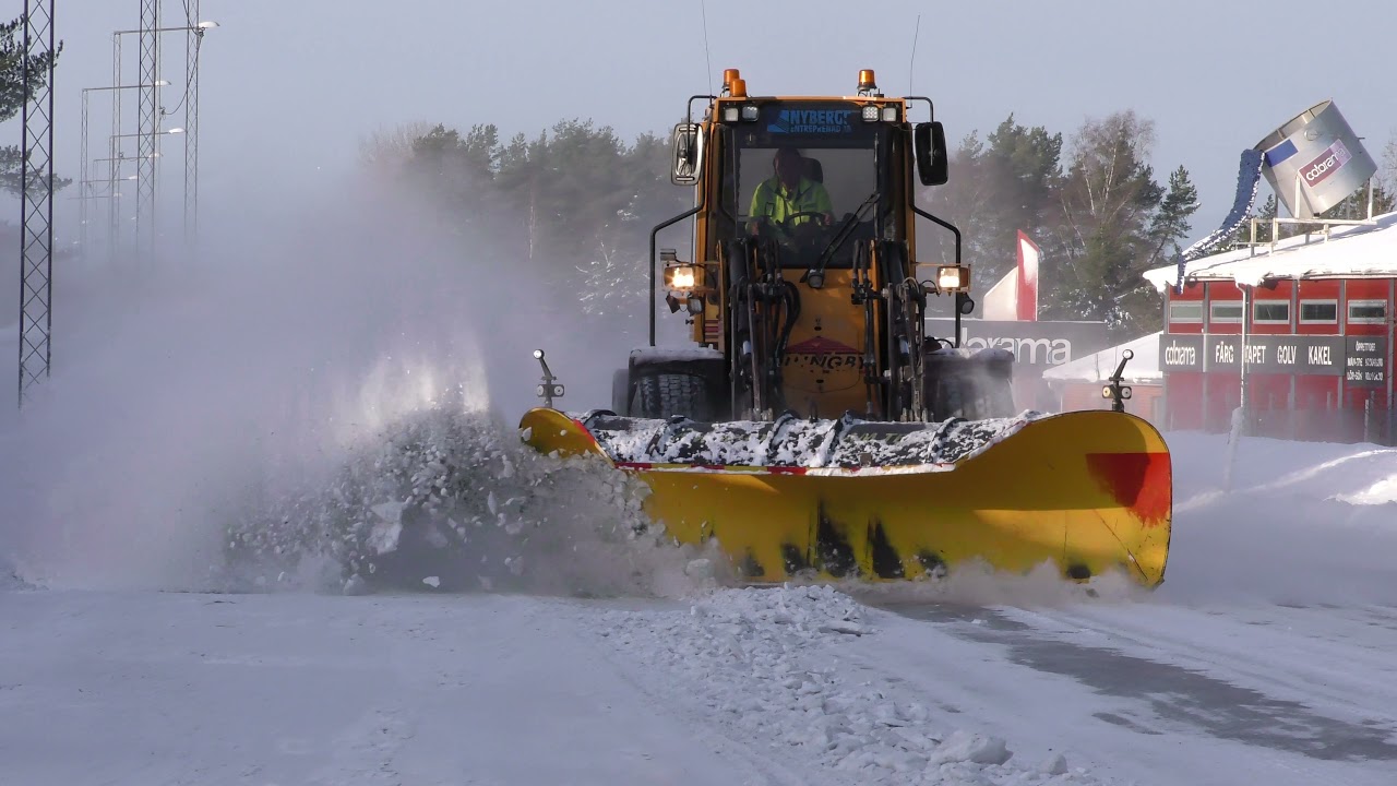 4K/Ljungby L13 plogar snö vid vägkanten 8 Dec 2021