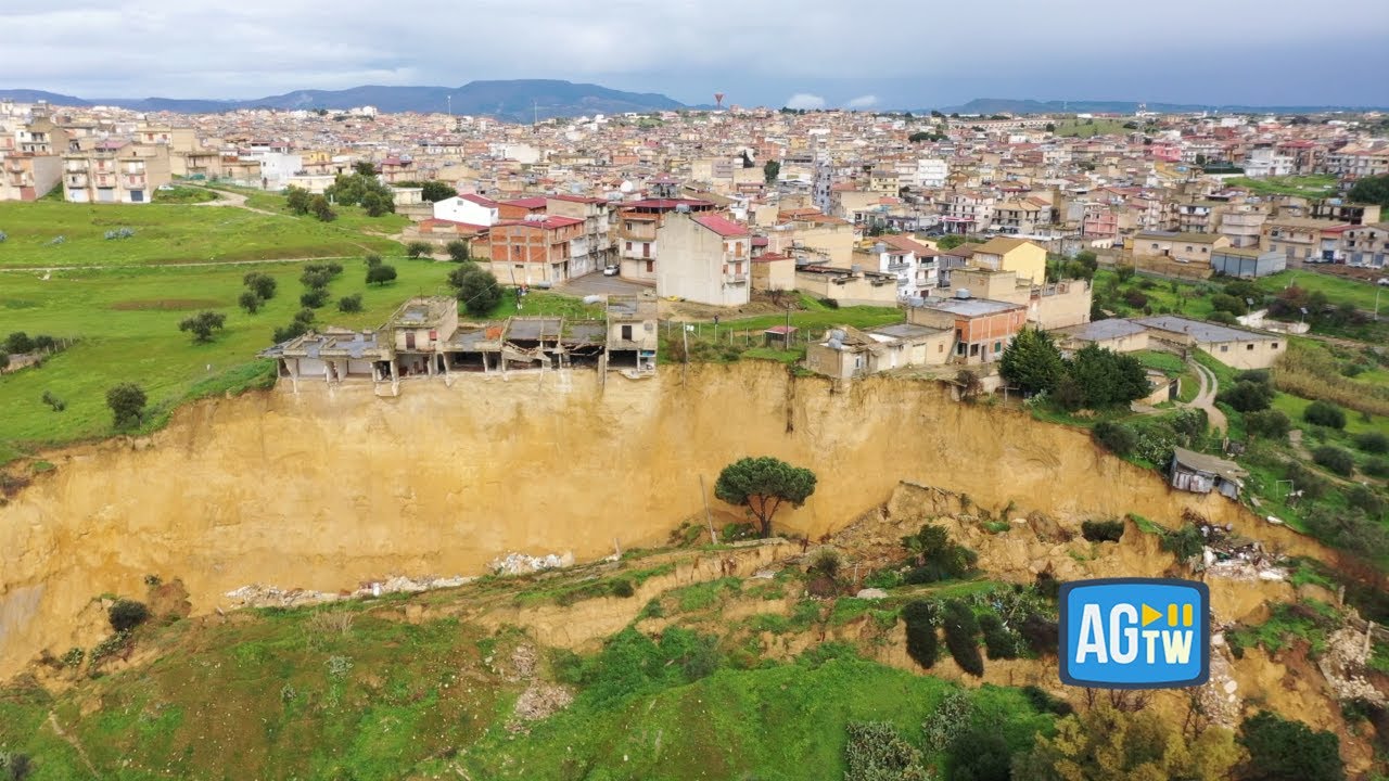 Niscemi, le impressionanti immagini dal drone dopo la frana. Abitazioni sospese a met&agrave;