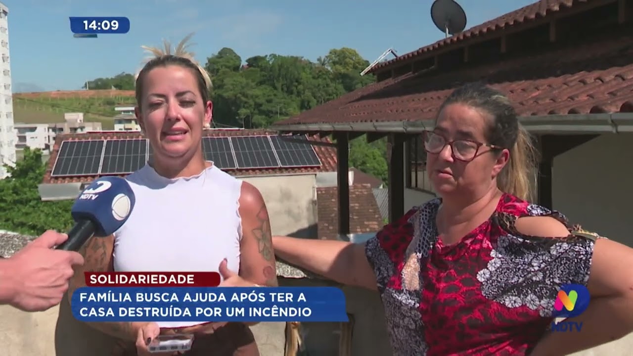 Família busca ajuda após ter a casa destruída por um incêndio