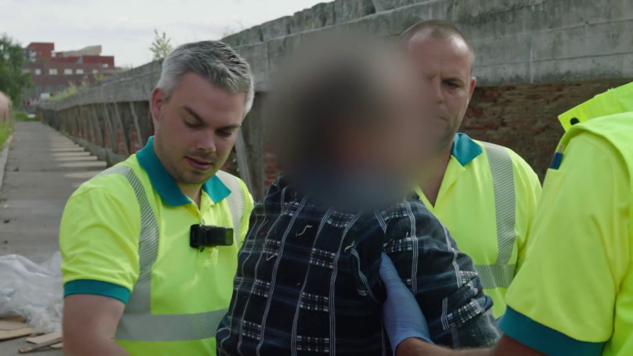 Man ligt dronken op straat | Helden Van Hier: Door Het Vuur