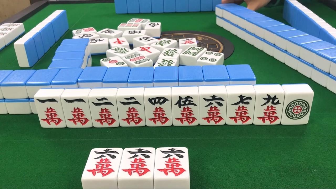 不听牌时八万一直出，听牌以后一个也没见，听三头也不好胡
