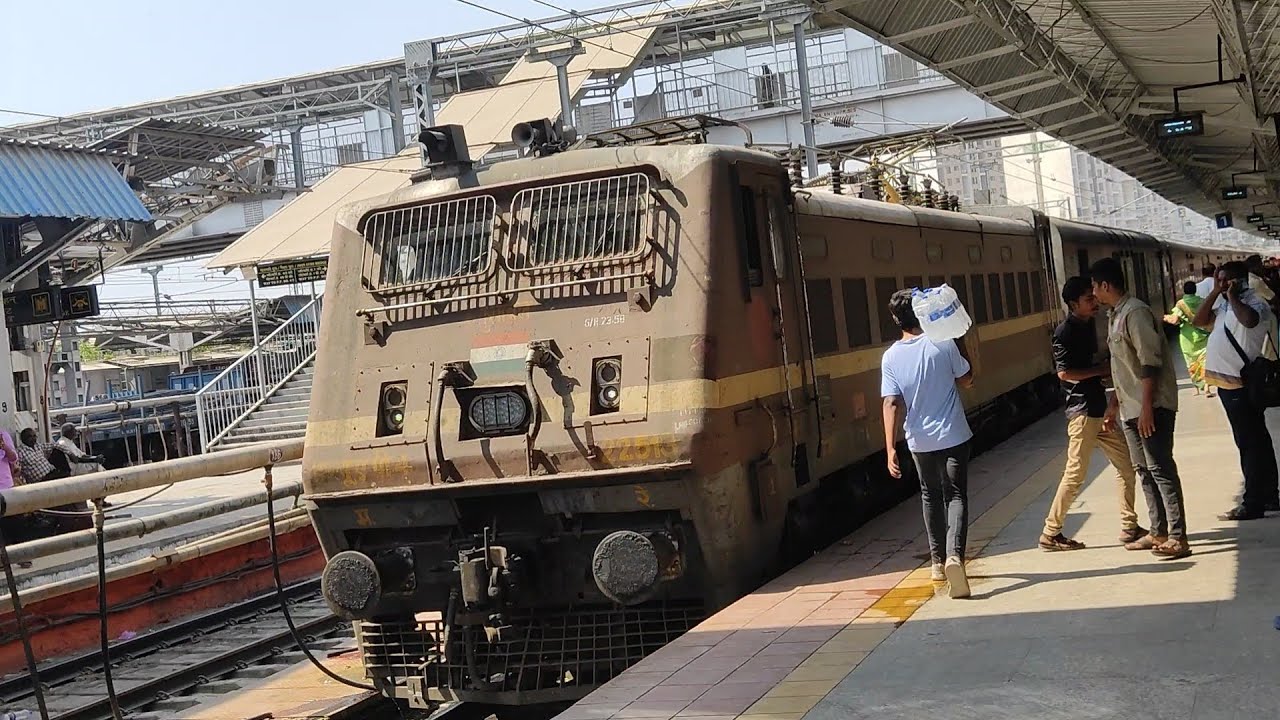 Dirtiest Train of CR Watch LTT Vishakhapatnam Express Arriving at Solapur with Announcement