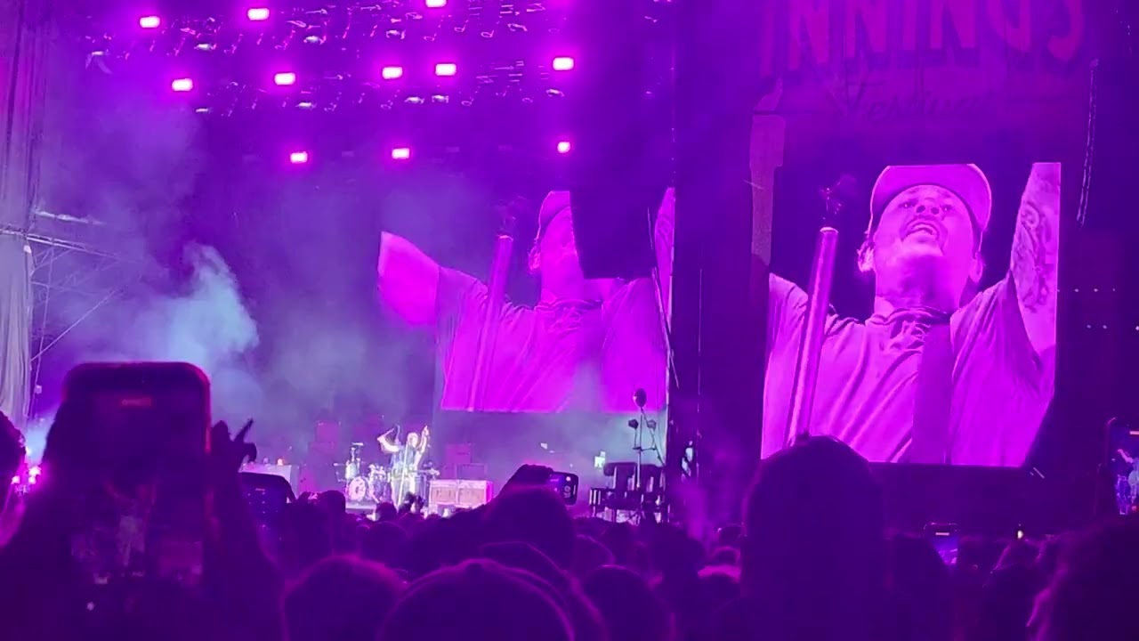 Feeling This - Blink-182 live