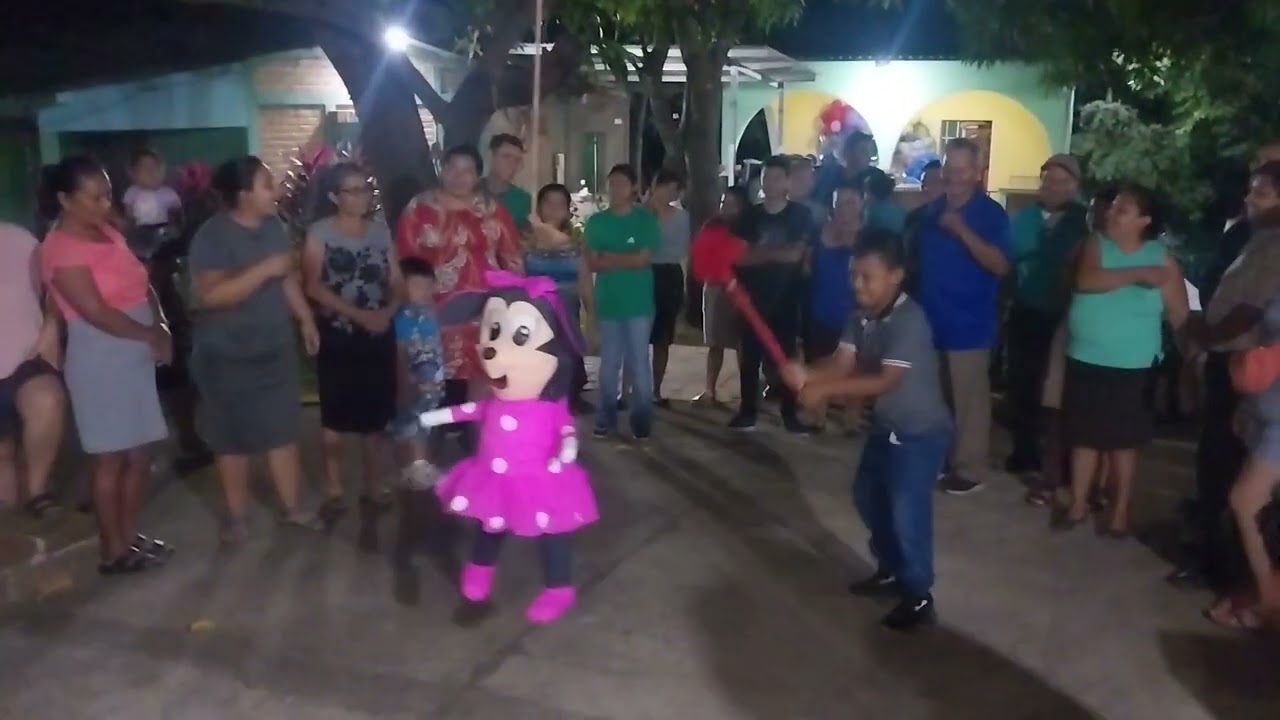Mira quiebra de piñata con dolares