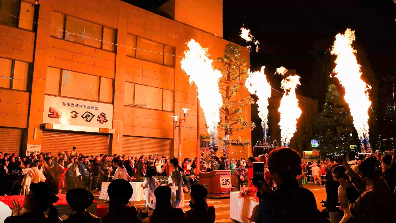 幻想的なバーナーの炎を灯し、佐賀市の街中をパレード「佐賀バルーンフェスタ前夜祭」。A parade with the flames of the burners.