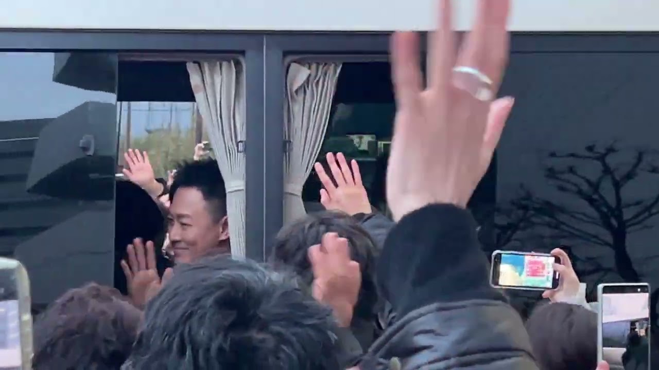 《九龍城寨之圍城》日本謝票盛況，場外也等待許多觀眾！淡定林峯与怕丑胡子彤