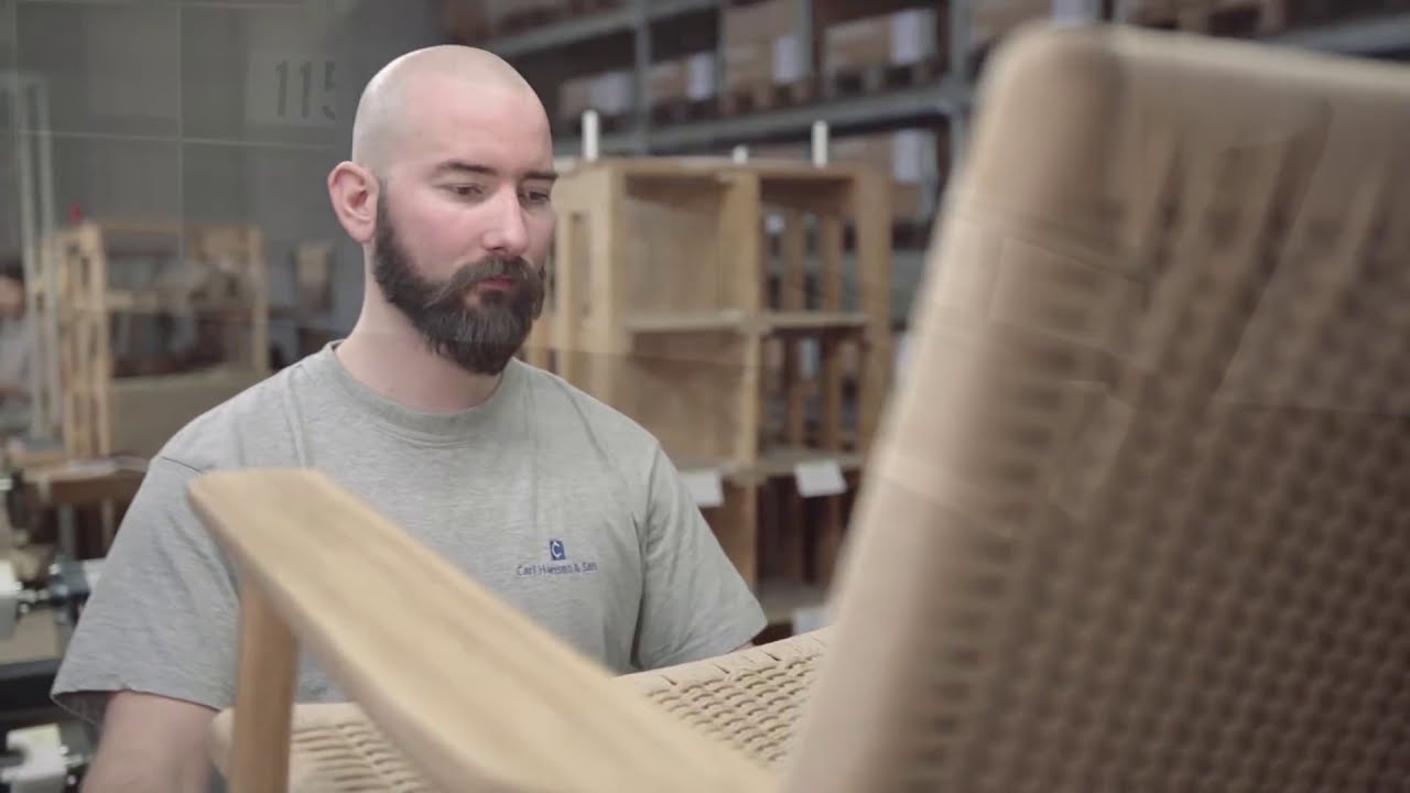 Carl Hansen & S&oslash;n | CH25 Lounge Chair von Hans J. Wegner | smow