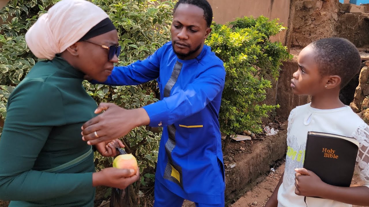 He is stealing ladies destinies using apples 🍎 