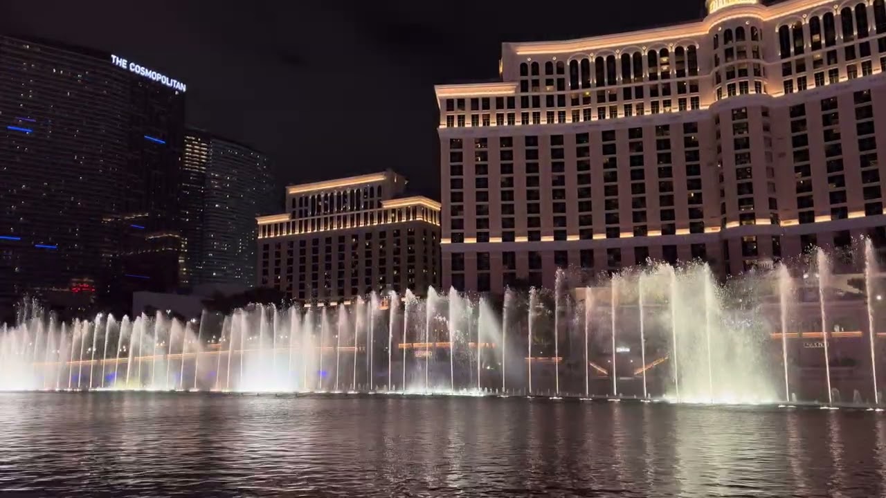 Bellagio Fountains - Lucy in the Sky with Diamonds - The Beatles (Windy) [4K]