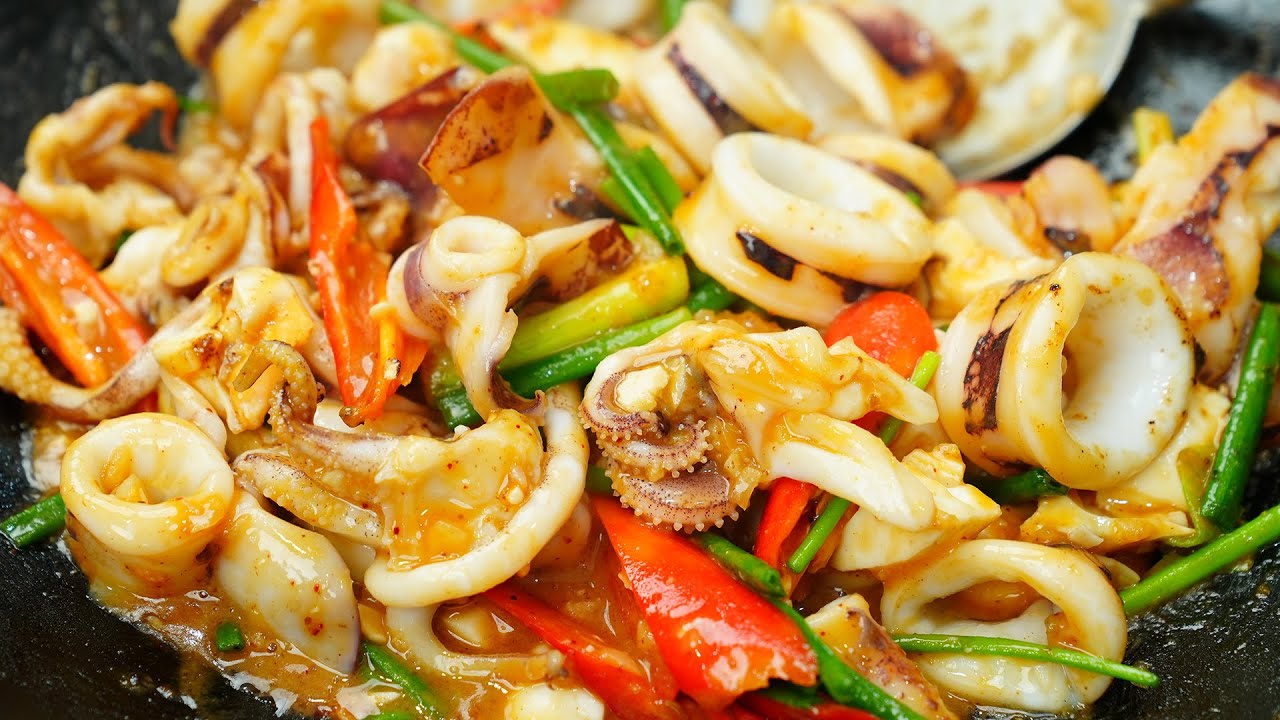 หมึกผัดไข่เค็ม สูตรเด็ดหอมมัน กลมกล่อม ทำเองได้ง่ายๆ Stir-fried Squid with Salted Egg Yolk