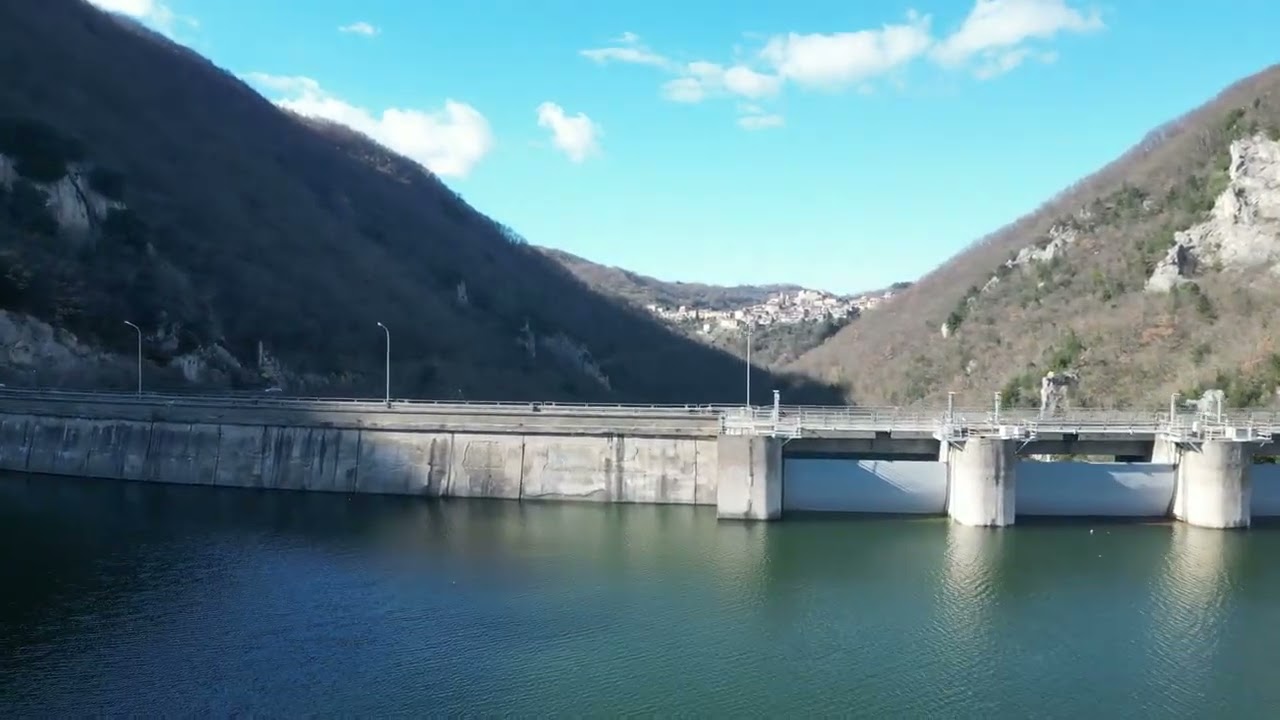 21 feb 2026 lago con acqua alta e diga un poco aperta