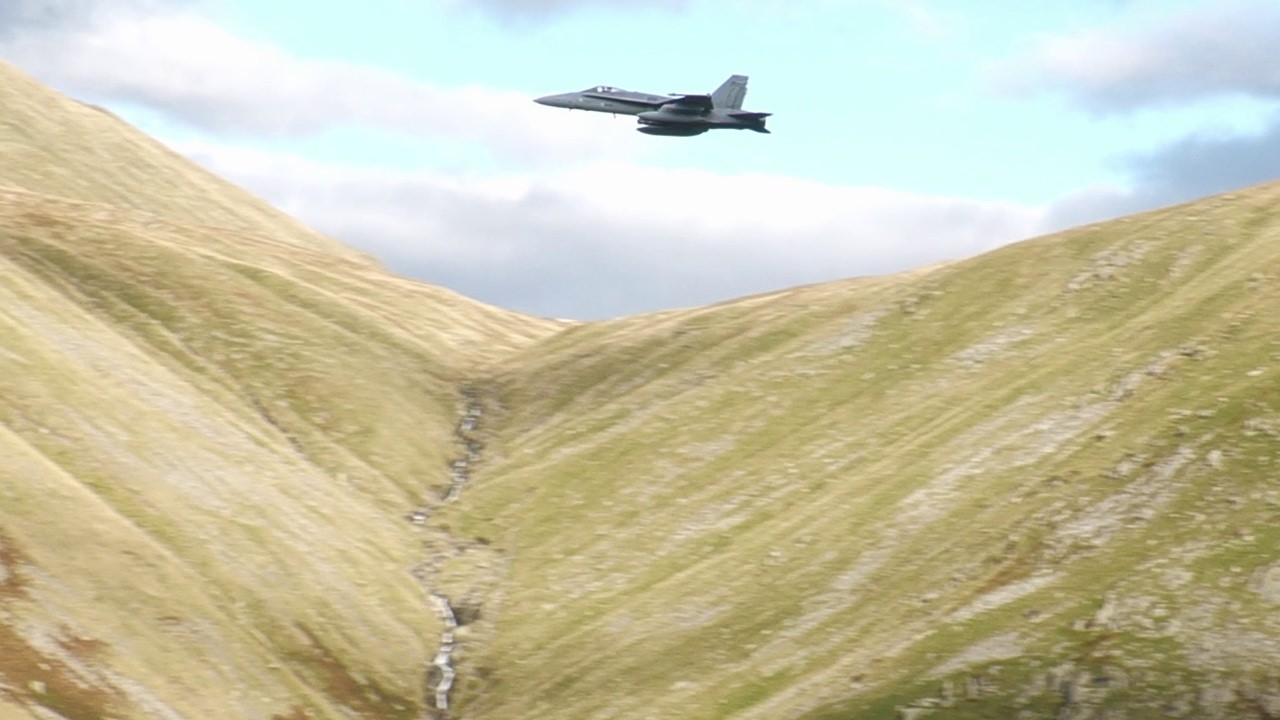 Finnish F/A-18 Hornets Low Level - Lake District UK LFA17  [4K]