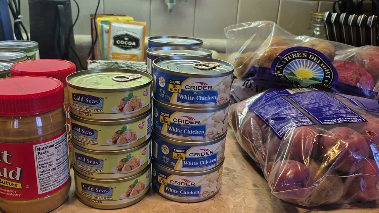 Ветеранский склад в День ветеранов... все продукты ко Дню благодарения. Бог милостив.