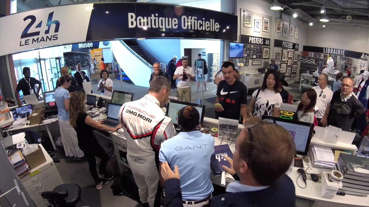 André Lotterer apprenti vendeur à la boutique des 24 Heures !