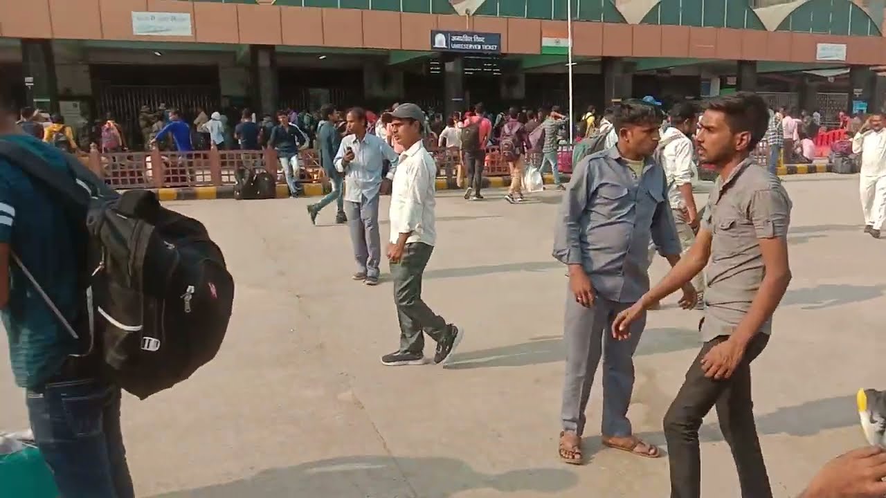 chhath puja 2022 me Bihar jate anand vihar railway station par bhed.