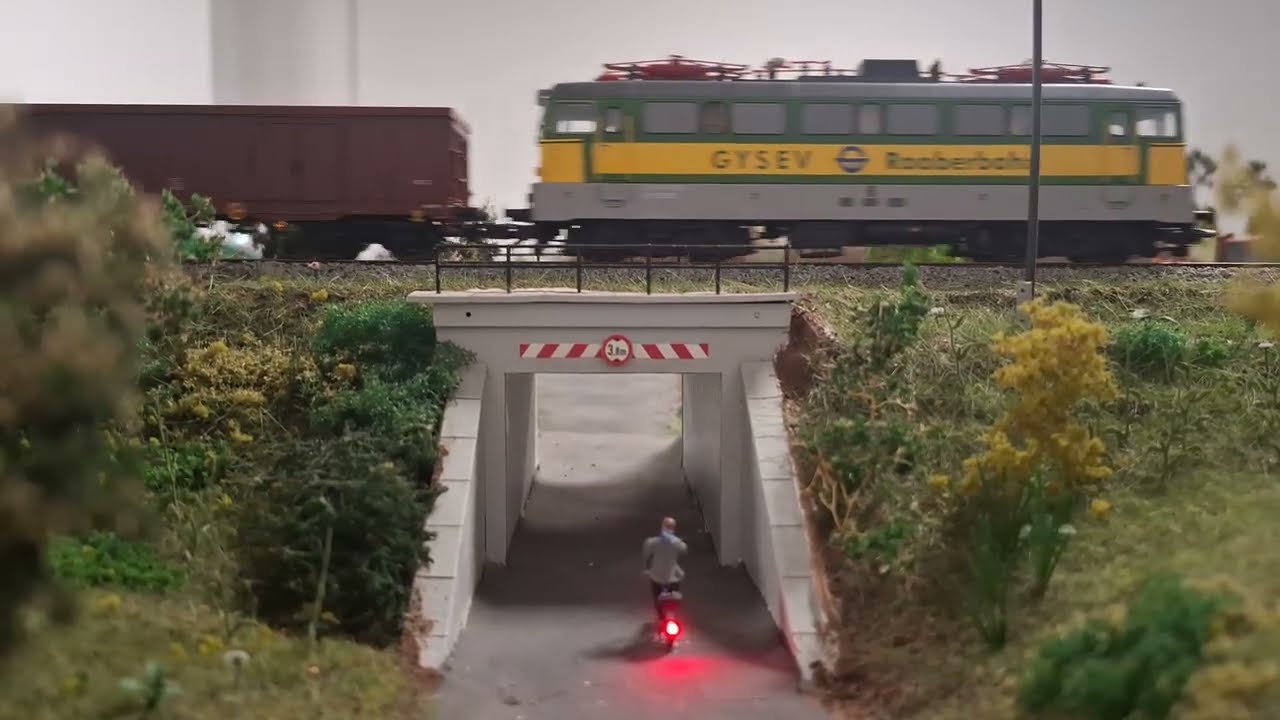 GySEV/Raaberbahn V43 mit G&uuml;terzug @Vezetoallas 
