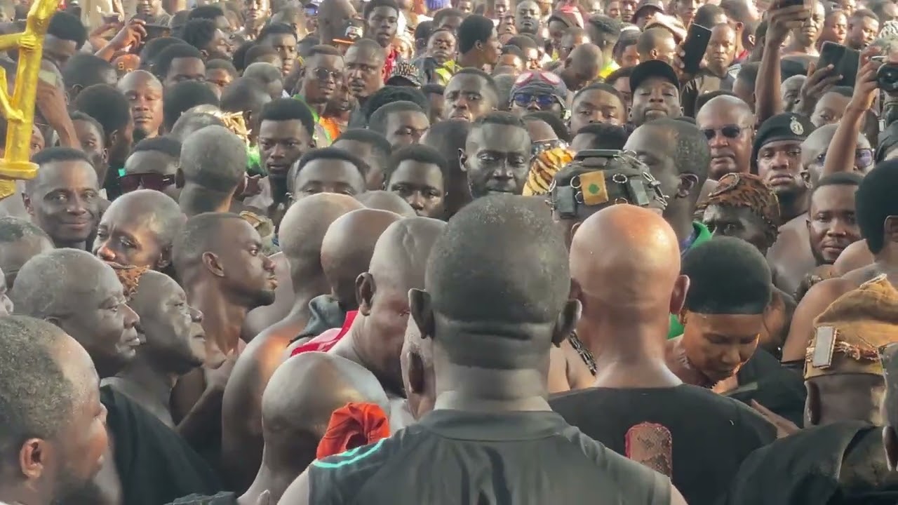 A lot of people decided to whip Kumawu Manhene during the last day of Kumawu Papa Nantwi festival. 