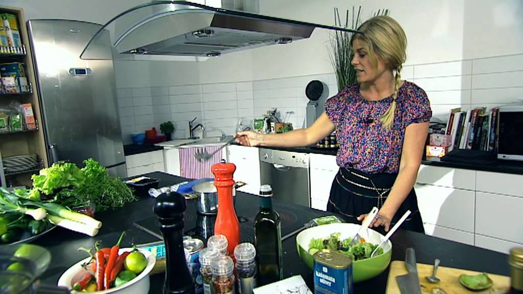 Pernilla Wahlgren lagar pesto kyckling - vardagsmaten.se