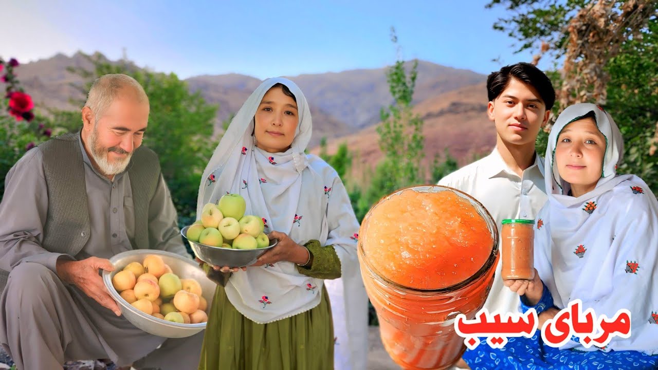 امروز باهم دیگر مربای سیب جور کردیم . ممنون زحمات آبی جان 😋🥰