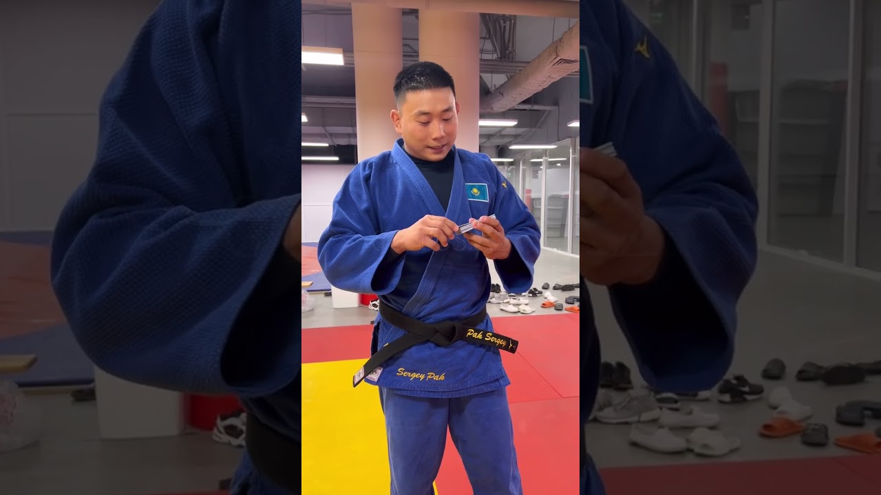 Заслуженное вручение коричневых поясов и корочек кандидат в мастера спорта по дзюдо.