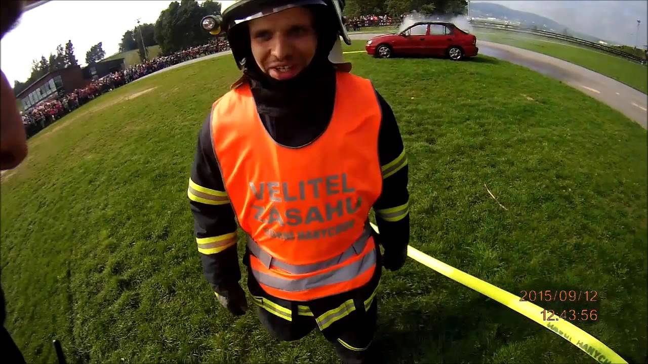 Ukázka hašeni hořícího vozu