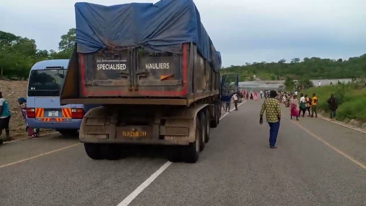 Daraja La Muhuwesi Tunduru Lafurika Maji Haijawai Kutokea Hii Ni zaidi Ya Mafuriko Magari Hayapiti.