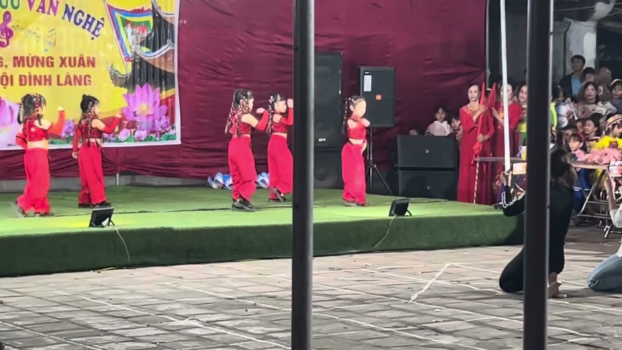 Hội làng của các cháu nhi trung tâm 