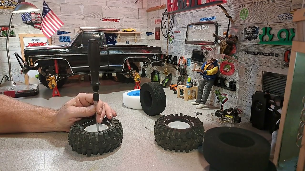 Установка двухэтапной пены в диски Injora и профессиональные шины Mickey Thompson Baja на TRX4