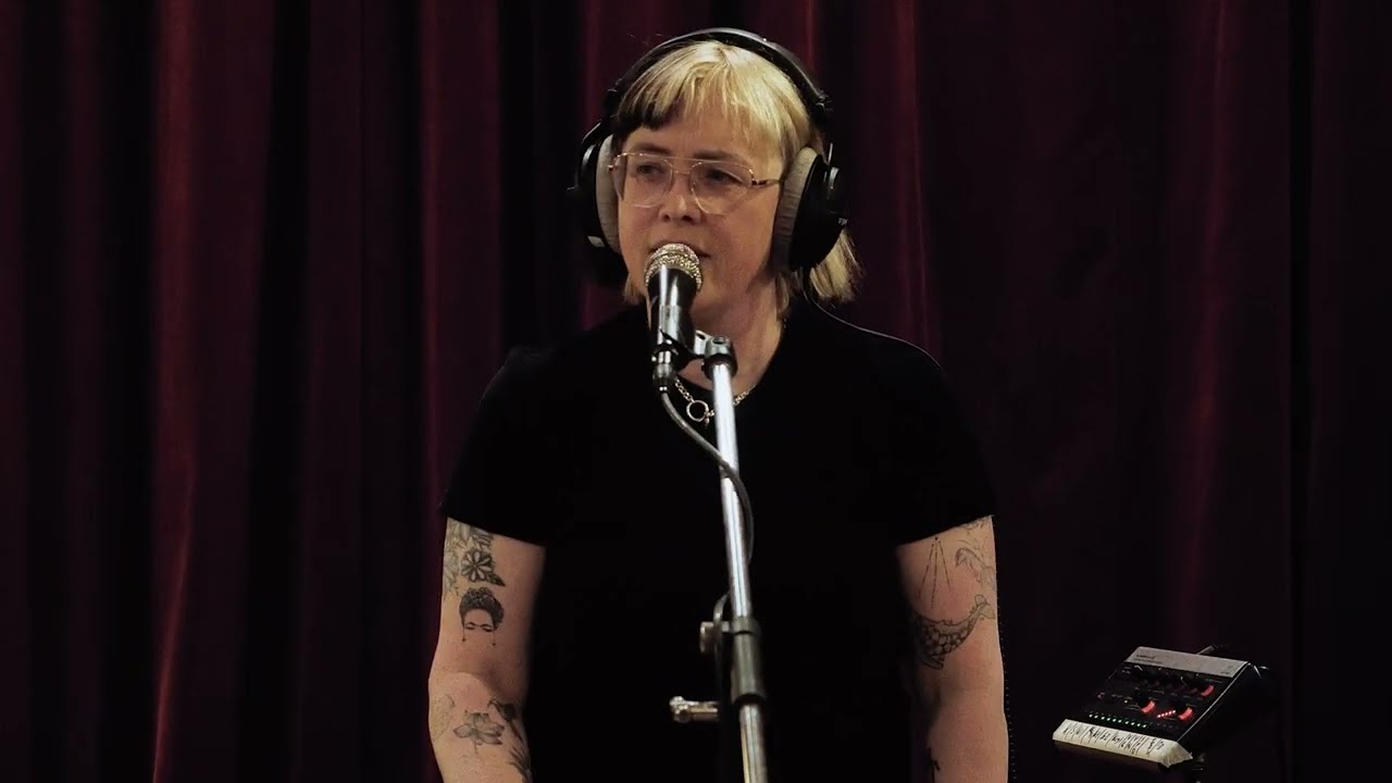 Slowdive perform 'Sugar For The Pill' live on 95bFM