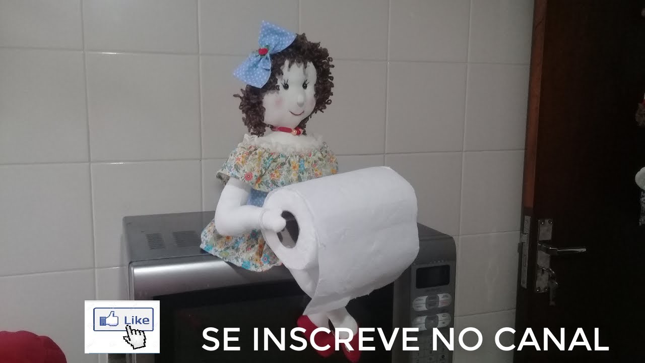 Boneca porta papel toalha sentada