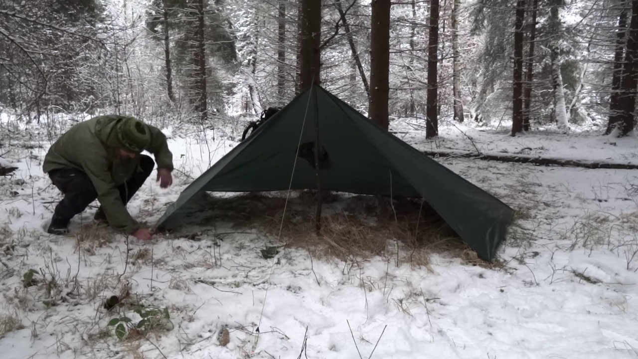 Stavba přístřeší z ponča.