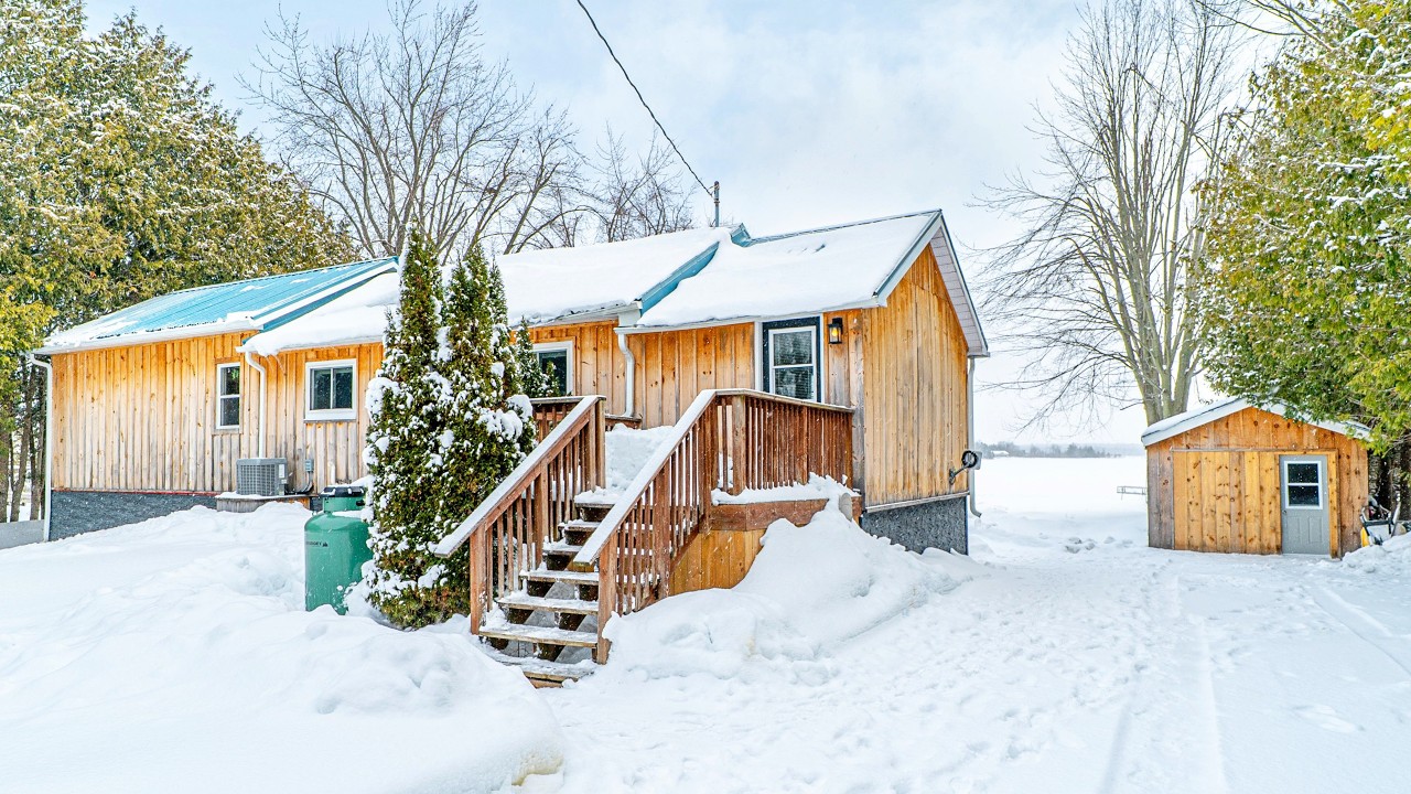 Realvideotour.ca - Cottage By The Lake - Real Estate Video Tour