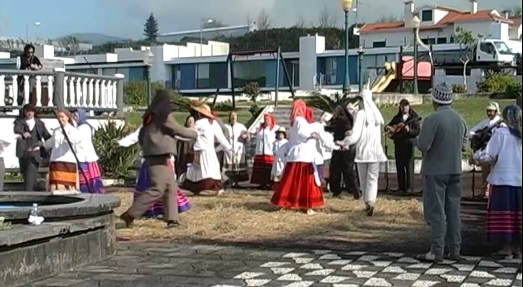 Grupo Folclórico de Cantares e Balhados da Relva (Balho Furado e Desfolhada)