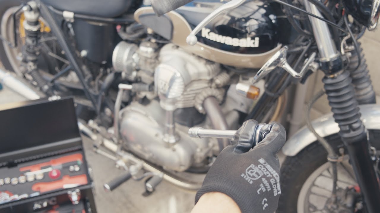 W650 | 車検に向けてメンテナンスを始めるも… （ブレーキフルード・フォークオイル交換、プラグチェック、キャブ同調、配線整理）