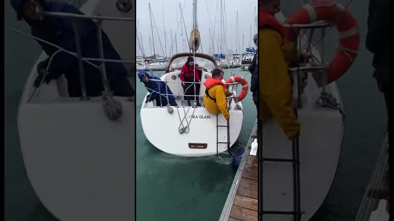 Тонущая парусная лодка сорвалась с якоря 😱⛵ | Хаос в марине запечатлен на телефон #oceanadventure