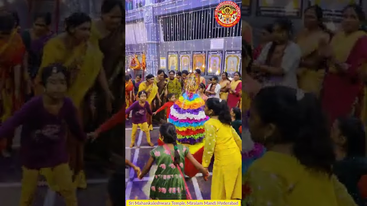 batukamma at Sri Mahankaleshwara temple Miralam Mandi Hyderabad #navratri #batukamma #garba #shorts