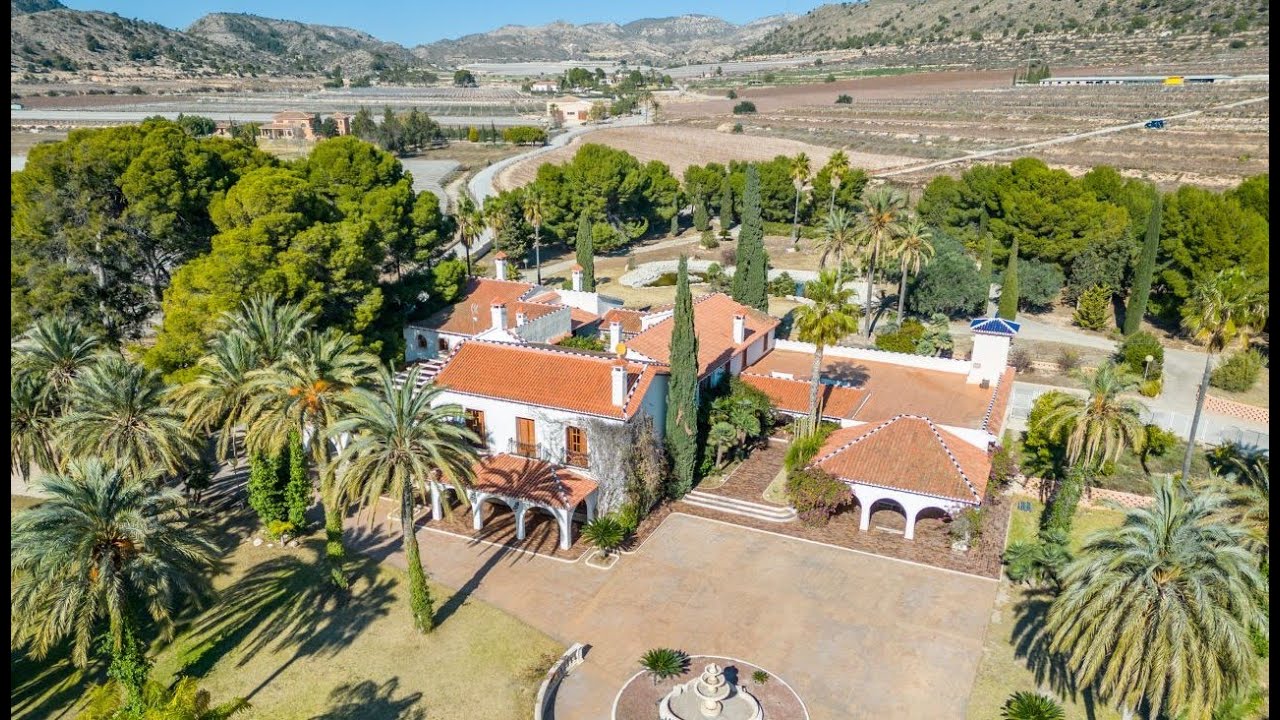 Fabulous 50-ha mansion with vineyards, equestrian facilities, tourist license in Novelda I Alicante