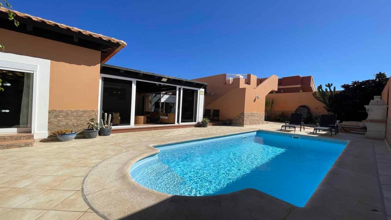 Beautiful Private Villa in Corralejo with heated pool and roof terrace now for sale!!