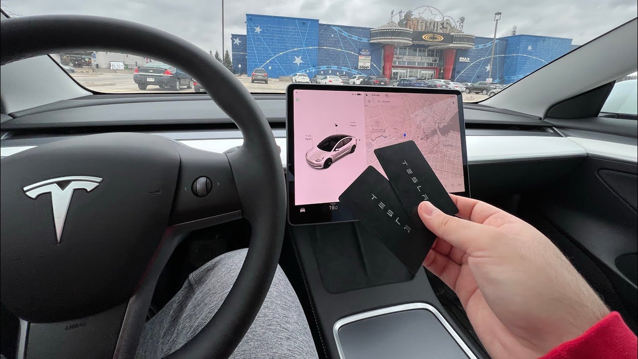 Обзор интерьера стандартной комплектации Tesla Model 3 2022 года