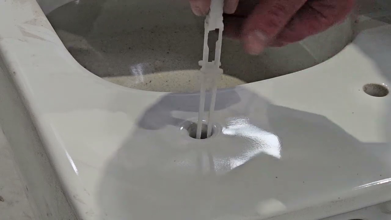 Toggler fixing installation into a pan for a toilet seat