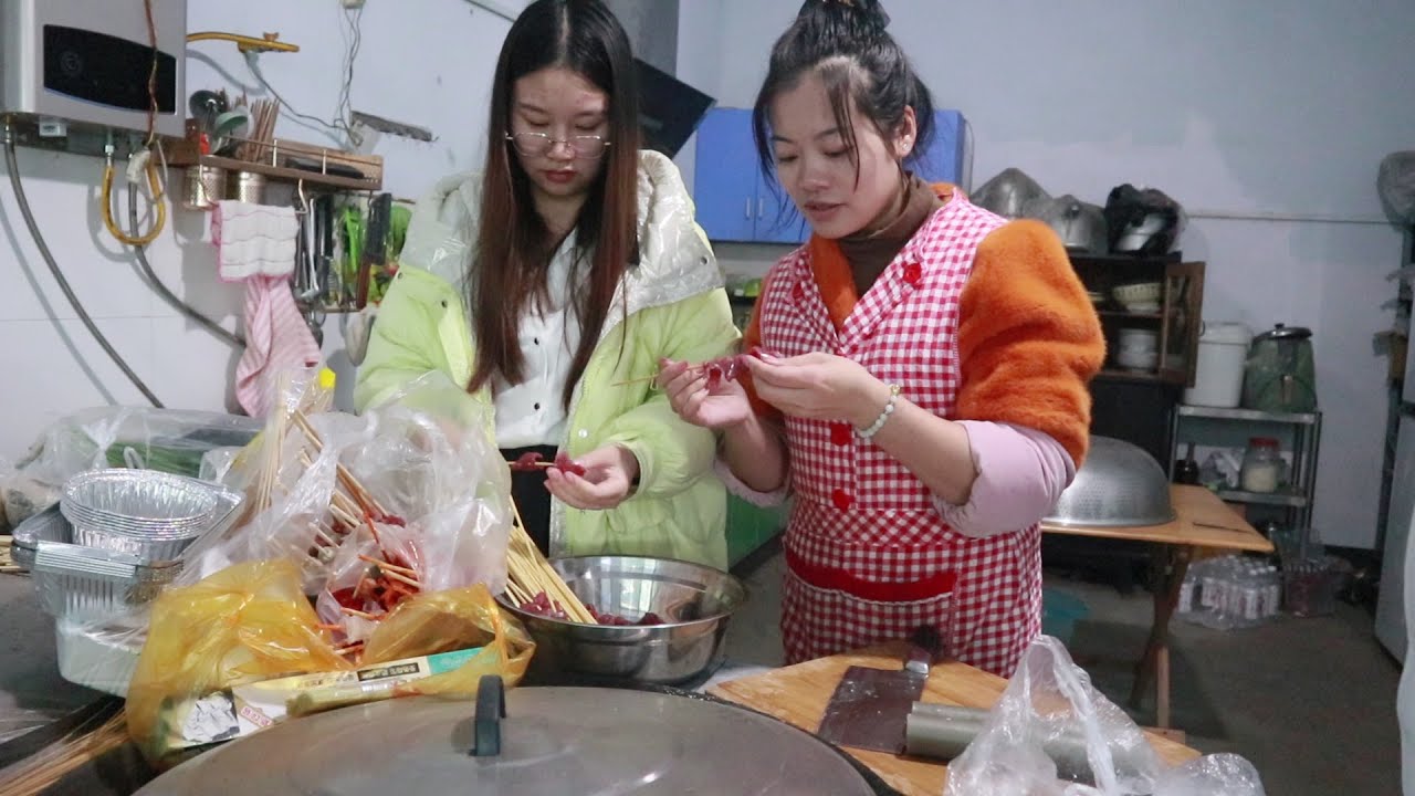 邻居带他女朋友回来玩，现跑去买了一堆烧烤食材，我们晚上烤烧烤吃