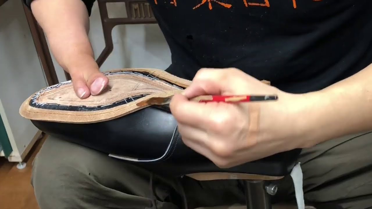 Welting. bespoke shoe making. Iron on the upper. Elongated leather. Thick〜 r6/2