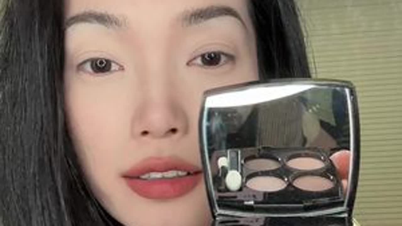 #柜姐 #眼影教程 #香奈儿 #试色 好几个姐妹问我的眼影教程来啦！很百搭的妆，拍的有点长不过很详细，日常通勤约会都可以，很显气质@抖音小助手