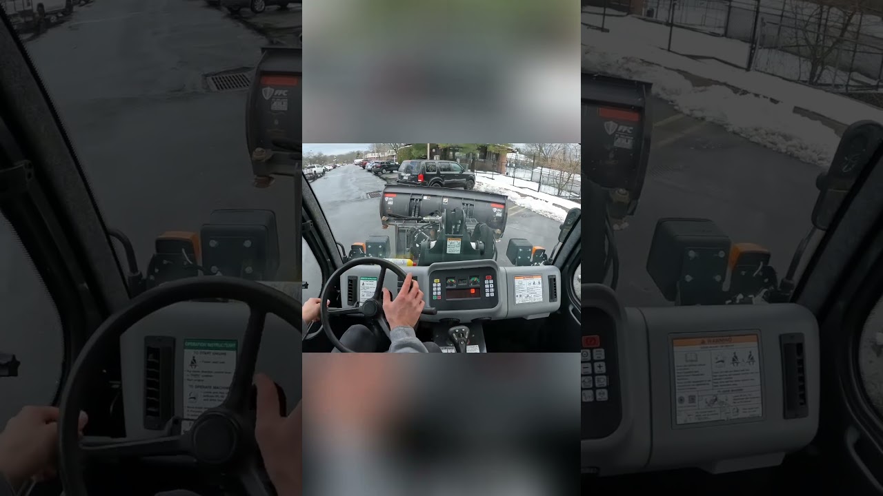 Автомобили движутся в обоих направлениях.