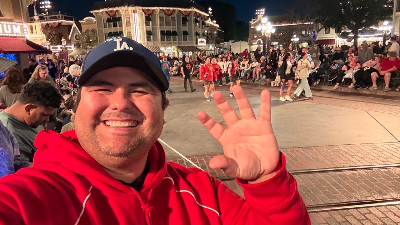 WE LIVE at Disneyland - Paint The Night Parade Is Back!