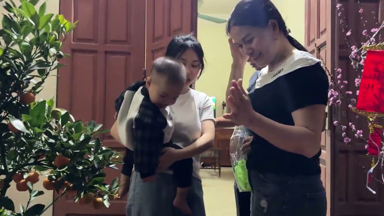 Bà Nội Chê Hoài Anh Sắm Ít Đồ Tết Quá